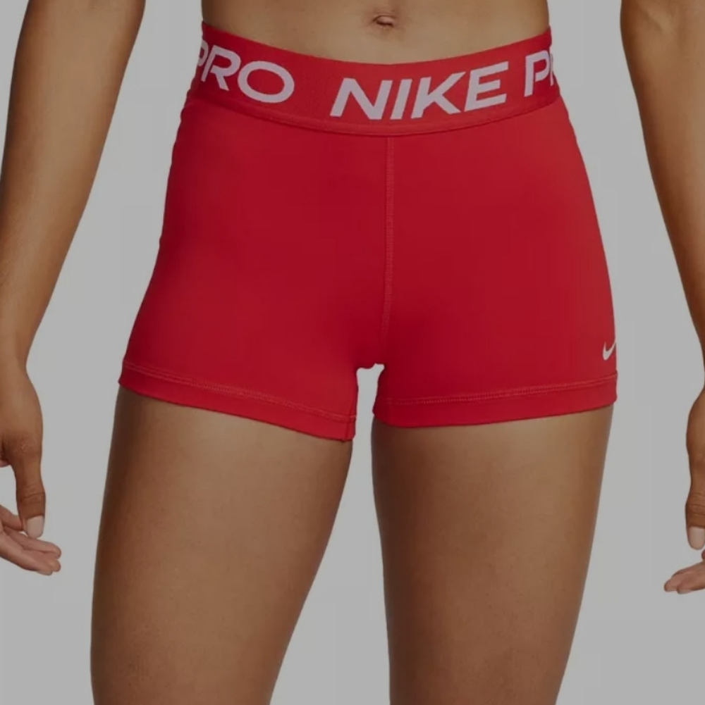 Nike Women's Red Shorts Size Meduim - Picture 2 of 7